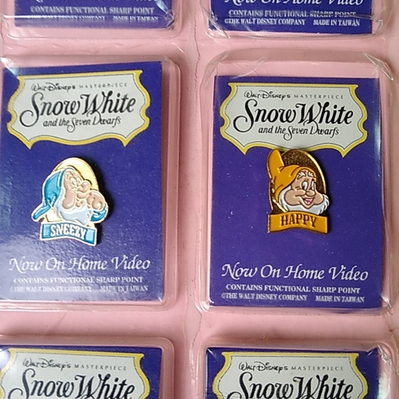 Snow White Special Edition Complete 8 Character Collectors Series Pin Set. NWT. - Picture 5 of 6